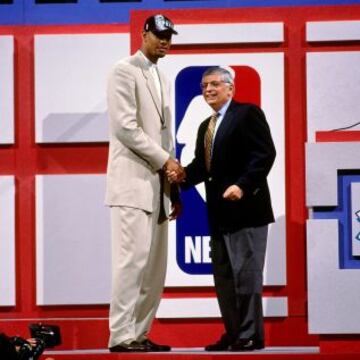 Tim Ducan se da la mano con Stern durante su selección como número uno del draft por los San Antonio Spurs.