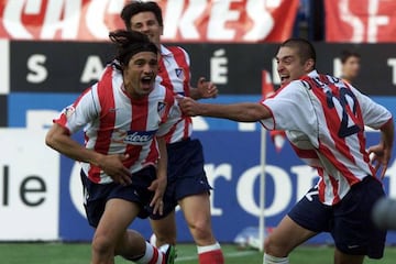 Correa celebra con Diego Alonso su gol al Nàstic que suponía el ascenso momentáneo a Primera.