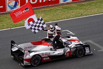 Los pilotos de Toyota Gazoo Racing TS050 Hybrid, Sebastien Buemi, Fernando Alonso y Kazuki Nakajima celebran la victoria.