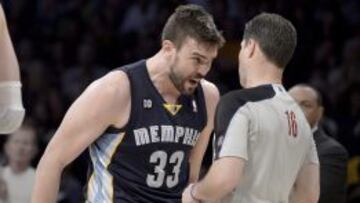 Marc Gasol protesta al &aacute;rbitro por su t&eacute;cnica tras el codazo a Pau.