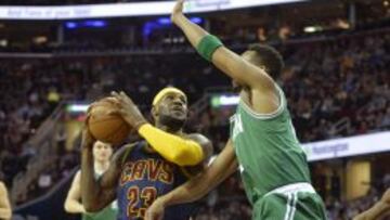 LeBron James ante Evan Turner.