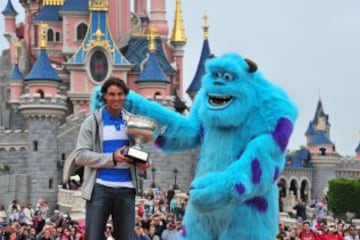 El tenista español Rafael Nadal, en las instalaciones de Eurodisney en París, donde hoy acudió para celebrar su octavo triunfo en el torneo de Roland Garrós tras derrotar ayer en la final a David Ferrer.