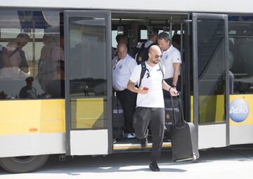 La llegada a Madrid. Pepe Reina bajando del autobús que transporta al equipo del avión a la terminal.