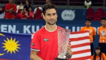 David Ferrer posa con su trofeo del ATP Malaysian.