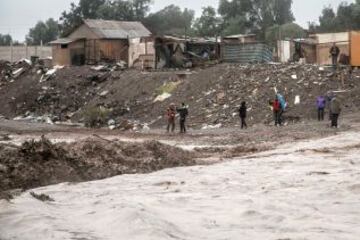 La cantidad de lluvia caída en poco tiempo en Copiapó, una zona desértica del norte de Chile, provocó el desborde del río y aluviones de barro y escombros. Chañaral también sufrió duras consecuencias.