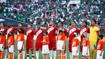 Pasadena (United States), 25/09/2022.- The Peru National Team sings the Peru National Anthem before the start of the International Friendly soccer match between Mexico and Peru at Rose Bowl Stadium, in Pasadena, California, USA, 24 September 2022. (Futbol, Amistoso, Estados Unidos) EFE/EPA/CAROLINE BREHMAN
