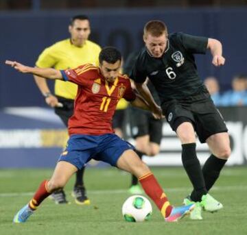 Pedro pelea un balón con James McCarthy.