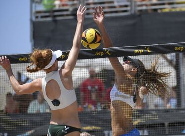 La localidad californiana de Manhattan Beach, célebre por sus arenales y numerosas pistas de voley playa, acogió 
el campeonato de las Gold Series Manhattan Beach Open. En el partido de la imagen, Kelley Kolinske (derecha)
bloquea el balón ante Kelly Cheng. Kolinske y su compañera, Sarah Hughes, se proclamaron campeonas del torneo.