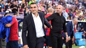 VALENCIA, SPAIN - NOVEMBER 02: Ernesto Valverde manager of Barcelona and Paco Lopez, Manager of Levante UD greet each other prior to the Liga match between Levante UD and FC Barcelona at Ciutat de Valencia on November 02, 2019 in Valencia, Spain. (Photo