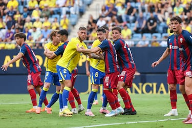 No es fácil sustituir a uno de los fijos en la zaga del Cádiz, pero More está creciendo en cada partido que juega y ante el Castellón estuvo soberbio en defensa, salvando un tanto cantado en la línea de gol.
 