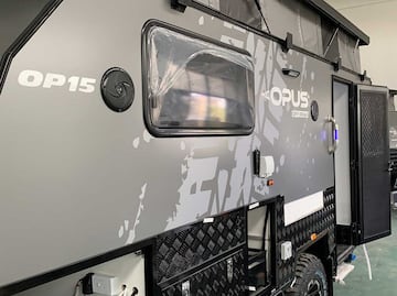 Y por si fuera poco, la OP-15 incluye un sistema de LEDs repartidos por el interior junto con una antena satélite para que no te pierdas los “highlights” del Red Bull Rampage por televisión. Todo ello acompañado del mejor sistema de altavoces para poder aislarte del propio aislamiento si fuese necesario.