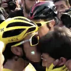 El emotivo abrazo de Egan Bernal y su hermano en la meta
