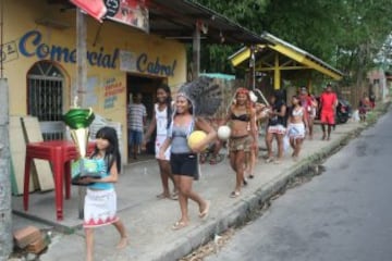 Jugadoras del equipo Selvagem do Amazonas FC, de la etnia Satere-mawe, jugando f¨²tbol en Manaos, en el estado brasile?o de Amazonas.