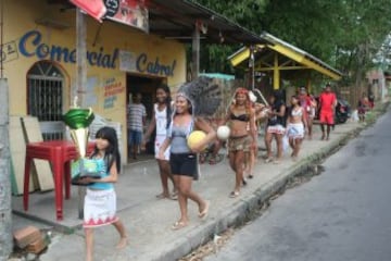 Jugadoras del equipo Selvagem do Amazonas FC, de la etnia Satere-mawe, jugando fútbol en Manaos, en el estado brasileño de Amazonas. 