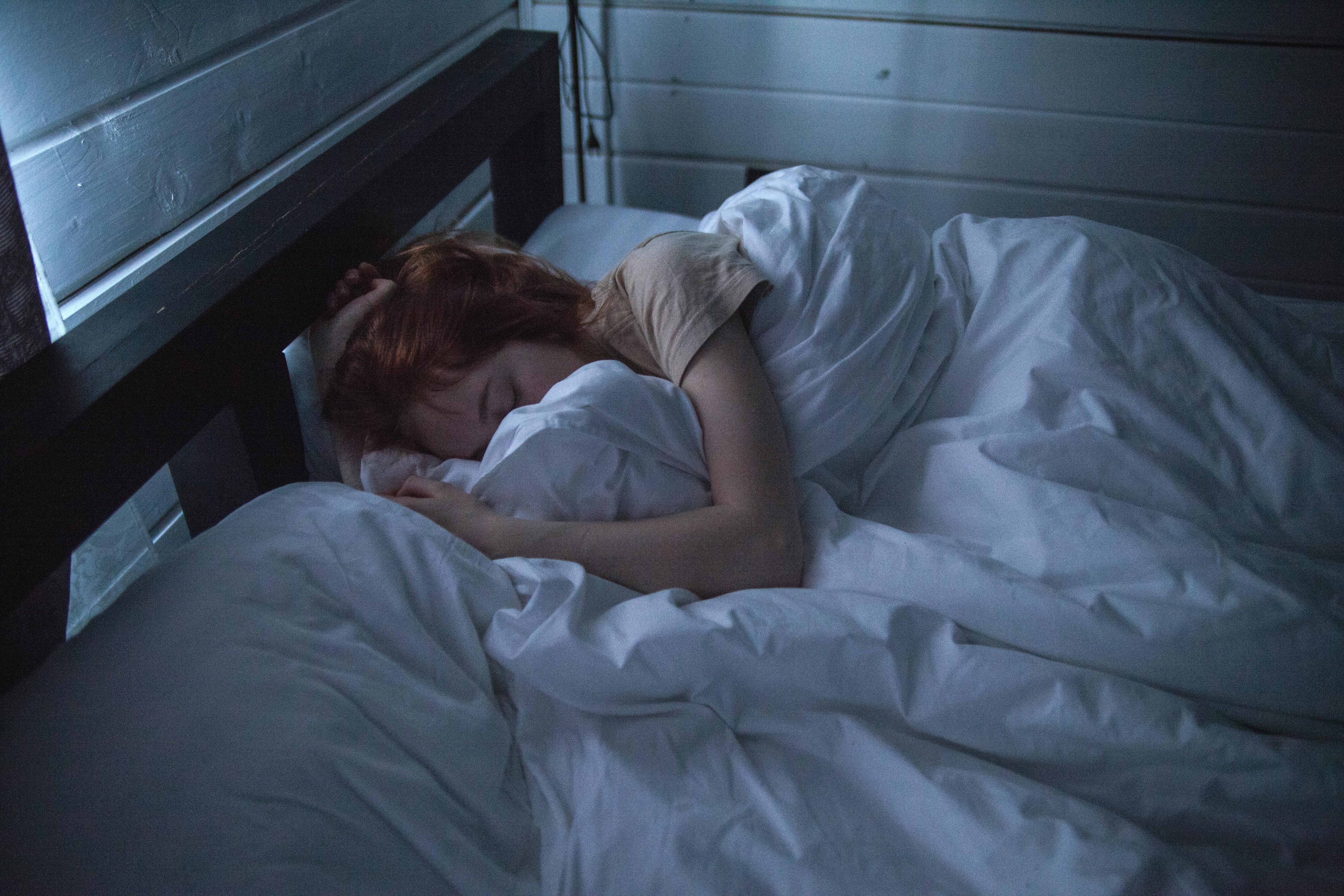 If you sleep under a blanket in the summer, psychology says you probably have these personality traits
