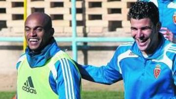 <b>EL LÍDER FRENTE AL GRAN ASPIRANTE. </b> El duelo de esta tarde en La Romareda también tendrá tintes picantes en los ataques. De un bando, Ewerthon; del otro, Marcos Márquez. Los dos artilleros de la categoría se retan para dar color a un duelo en el que el punta más eficaz medirá la destreza de su gran perseguidor en campo ajeno. Ambos están llamados a ser los protagonistas.