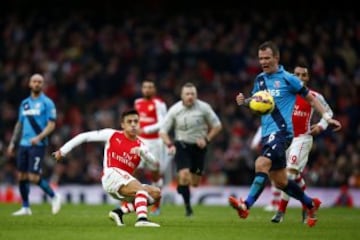 Alexis Sánchez fue la mejor figura de Arsenal: anotó doblete y dio el pase para el tercer gol, en el triunfo sobre Stoke City.