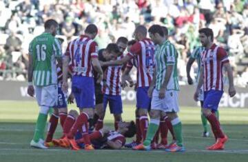 Diego Costa se queja desde el suelo.