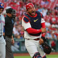 Willson Contreras to undergo surgery on broken arm