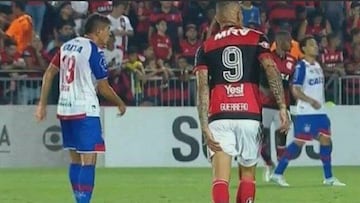 Paolo Guerrero sufre molestias musculares en el partido de Flamengo ante Bahía.