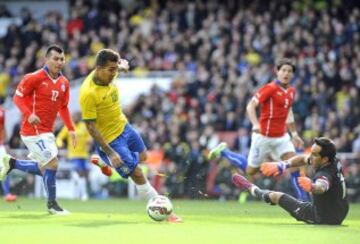 Roberto Firmino anota el gol de Brasil