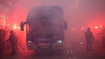 Supporters light flares as Barcelona's players arrive by bus ahead of the UEFA Champions League quarter-final second leg football match between FC Barcelona and Paris SG at the Estadi Olimpic Lluis Companys in Barcelona on April 16, 2024. (Photo by Josep LAGO / AFP)