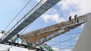 Operarios instalando el primer de la membrana de la cubierta del Wanda Metropolitano.