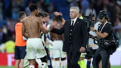 Soccer Football - LaLiga - Real Madrid v Real Sociedad - Santiago Bernabeu, Madrid, Spain - September 17, 2023 Real Madrid coach Carlo Ancelotti and Jude Bellingham celebrate after the match REUTERS/Isabel Infantes