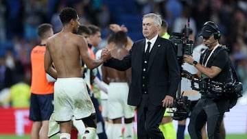 Soccer Football - LaLiga - Real Madrid v Real Sociedad - Santiago Bernabeu, Madrid, Spain - September 17, 2023 Real Madrid coach Carlo Ancelotti and Jude Bellingham celebrate after the match REUTERS/Isabel Infantes