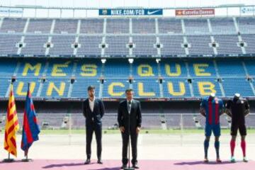 André Gomes, nuevo jugador del FC Barcelona en su presentación en el Camp Nou con Bartomeu.