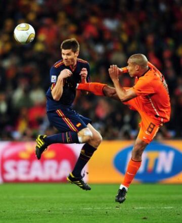 Xabi Alonso recibe la 'famosa' patada del holandés Nigel De Jong durante la final del Mundial de 2010.
 