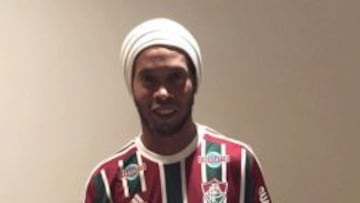 Ronaldinho posando con la camiseta de Fluminense.