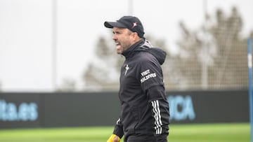 El entrenador argentino Eduardo Coudet grita durante un entrenamiento del Celta.