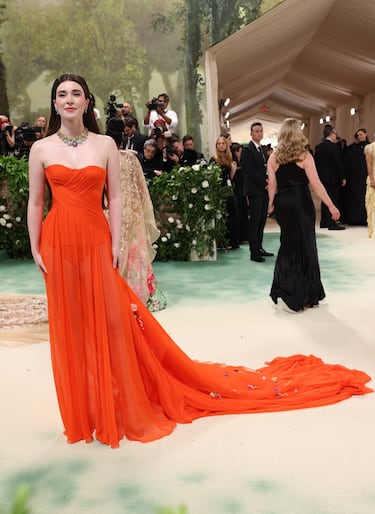 Nell Diamond posa con un vestido rojo de Hill House.