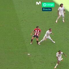 La polémica del penalti de Ramos a Raúl García: el reglamento dice que no hay falta si no le disputa el balón