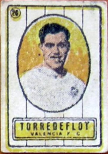 Jugó con el Valencia de 1931 a 1935 y con el Barcelona la temporada 35/36