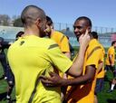 Abidal sigue con el grupo en el entrenamiento del Barça