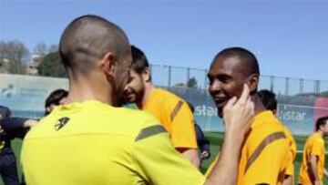 Abidal sigue con el grupo en el entrenamiento del Barça