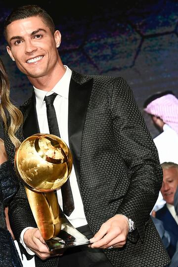 Cristiano Ronaldo con el trofeo Mejor Jugador del Año 2018.