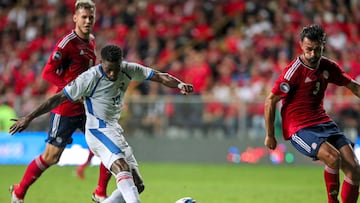 Panama's forward #17 Jose Fajardo (C) kicks the ball to score his team's second goal during the Concacaf Nations League quearter-final Leg 1 football match between Panama and Costa Rica at Ricardo Saprissa stadium in San Jose, Costa Rica on November 16, 2023 (Photo by Jose Cordero / AFP)