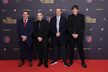 Sergi Barjuan, Chapi Ferrer, Mariano Angoy y Julio Salinas, exfutbolistas del Barcelona, en la alfombra roja del gran Teatro del Liceu.