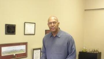 <b>EN SU DESPACHO. </b>Robinson, junto a su certificado de ordenación (arriba a la izquierda).