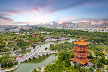 Este pintoresco lugar aparece la clebre pintura de Zhang Zeduan (1085C1145) titulada ?Festival Qingming a orillas del ro?, que representa la vida cotidiana durante la dinasta Song.