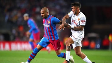 BARCELONA, SPAIN - MAY 01: Dani Alves of FC Barcelona challenges for the ball against Antonio Sanchez of RCD Mallorca during the LaLiga Santander match between FC Barcelona and RCD Mallorca at Camp Nou on May 01, 2022 in Barcelona, Spain. (Photo by Eric Alonso/Getty Images)