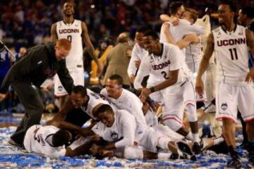 Los jugadores de los Connecticut Huskies celebran su victoria.