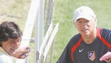 <b>MUY QUERIDO. </b>Kempes dialogó con Galletti, Perea y con Heredia, ex jugador y entrenador del Atlético. También habló largo y tendido con Bianchi.