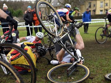 Ca&iacute;da m&uacute;ltiple en Campeonato Nacional de Gran Breta&ntilde;a de #ciclocross que se ha disputado en Bradford. Foto: Oli Scarf/AFP #ciclismo #cycling #cyclocross 
 
 A multiple-rider crash takes place during the Elite Men&#039;s Championship on the second day of the 2017 British Cycling National Cyclo-Cross Championships in Peel Park , Bradford, northern England on January 8, 2017. 
 The sport of cyclo-cross, featuring lightweight bikes with off-road tyres, has dramatically increased in popularity over the past few years.  / AFP PHOTO / OLI SCARFF