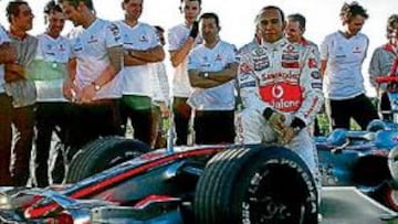Lewis Hamilton con sus técnicos