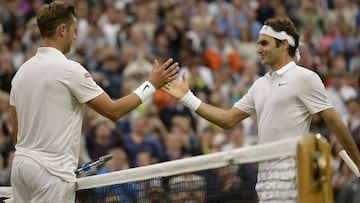 Wimbledon: Federer sweeps into fourth round