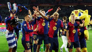 Soccer Football - LaLiga - FC Barcelona v Villarreal - Estadi Olimpic Lluis Companys, Barcelona, Spain - May 18, 2025 FC Barcelona's Ronald Araujo, FC Barcelona's Marc Casado, FC Barcelona's Lamine Yamal and FC Barcelona's Fermin Lopez celebrate with the trophy after winning LaLiga REUTERS/Albert Gea TPX IMAGES OF THE DAY